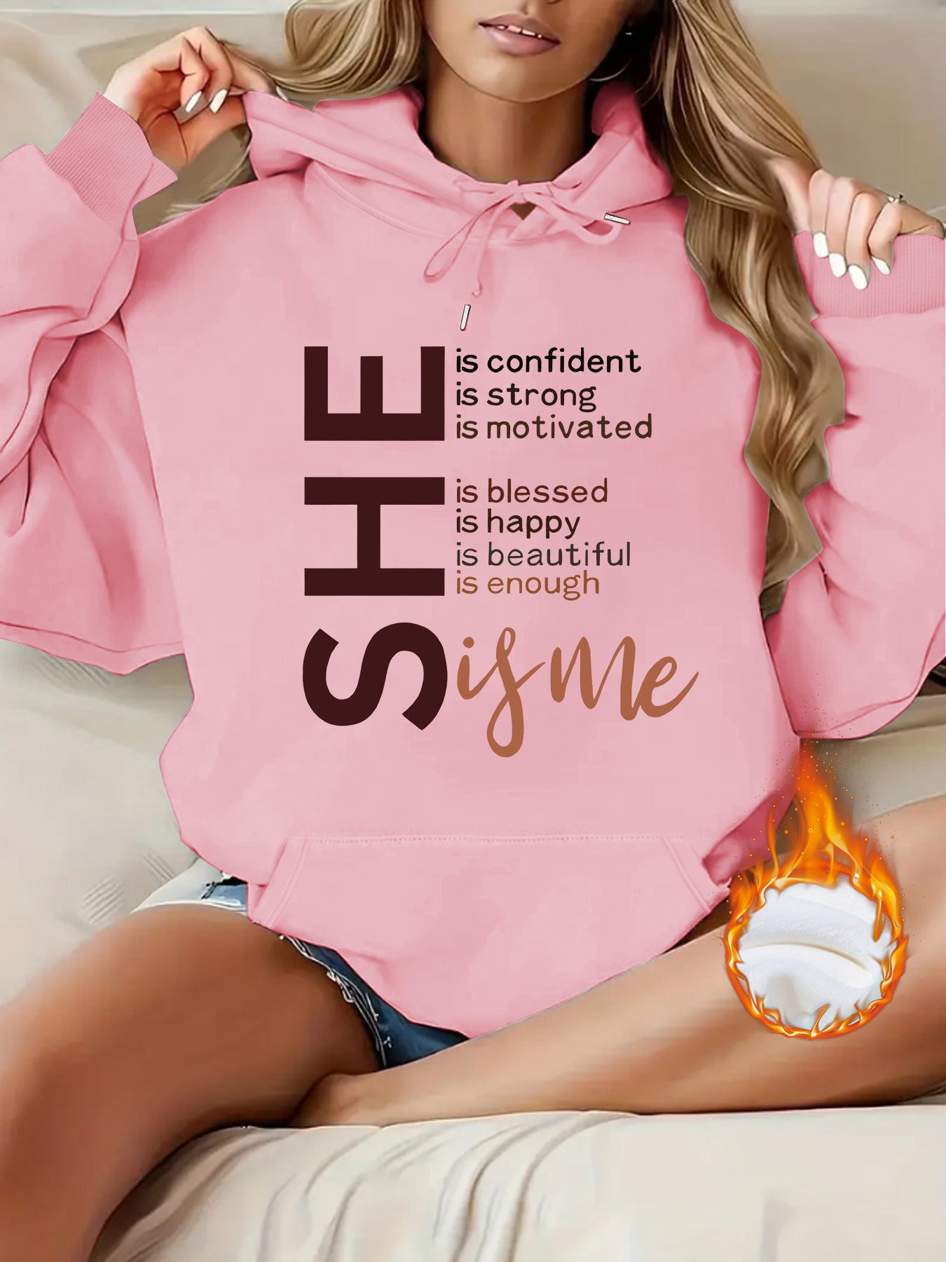 Model de literă cu hanorac de sus