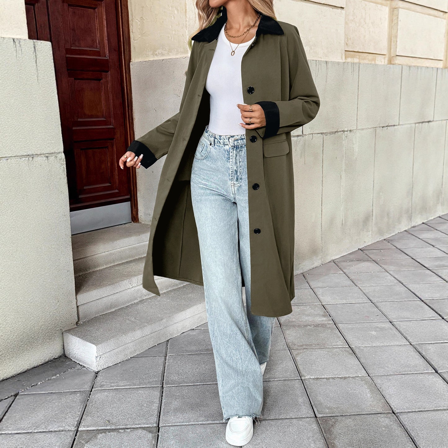 Langer, einreihiger Trenchcoat mit farblich abgesetztem Revers für Damen