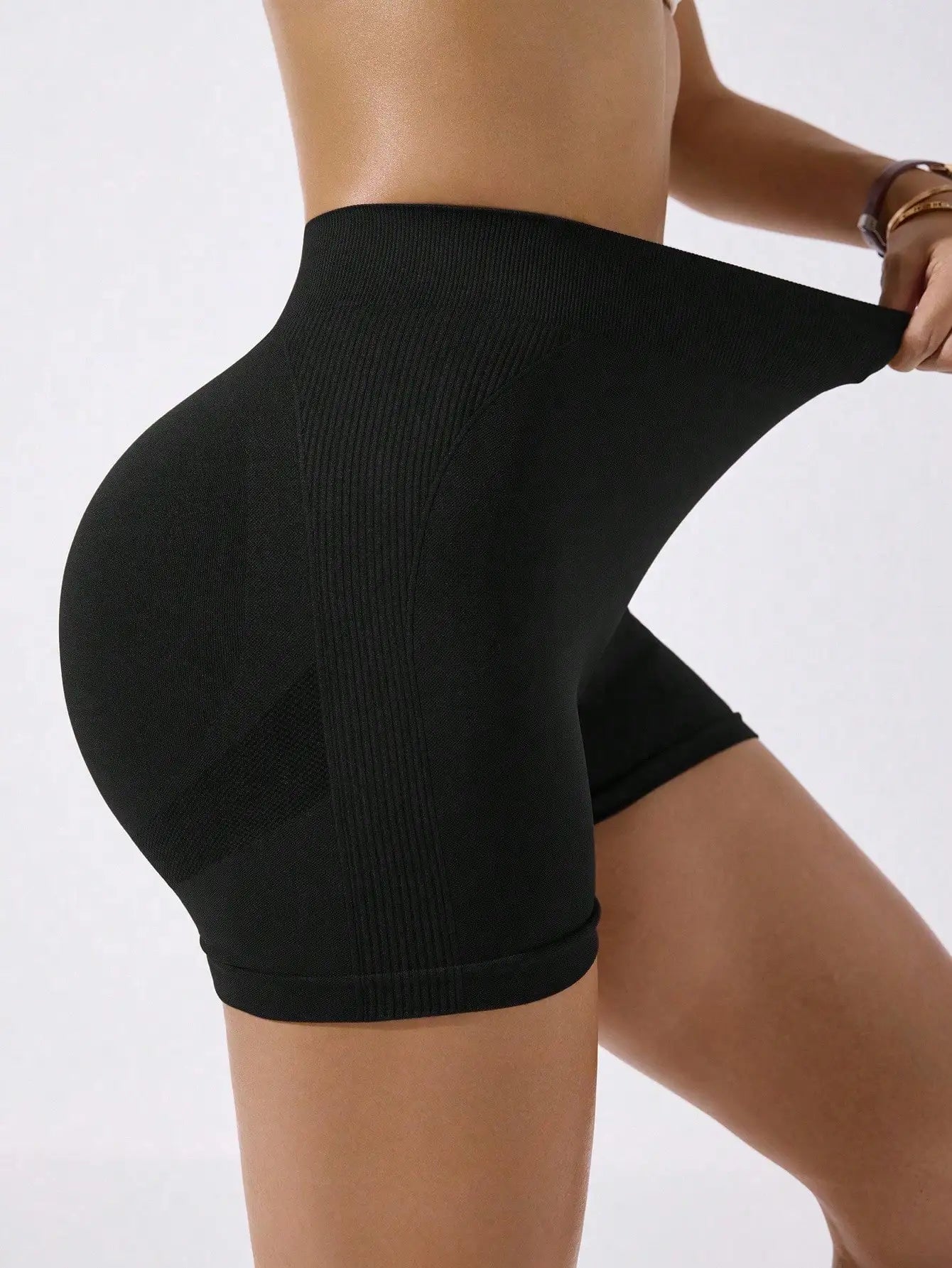 Women's letter shorts, breathable nylon fabric, V-shaped buttocks, a good choice for yoga running and cycling