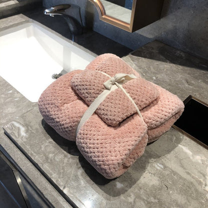 Ensemble de serviettes de bain en peluche corail avec motif ananas absorbant, idéal pour une utilisation douce et confortable.